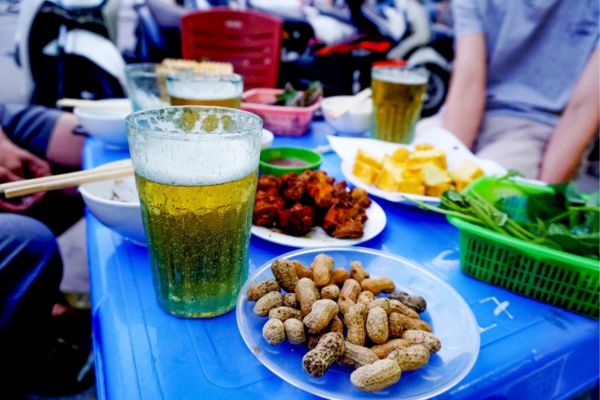 Read more about the article Bia Hoi: The Ultimate Guide to Hanoi’s Fresh Beer Culture