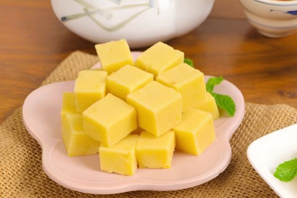 Read more about the article Mung Bean Cake (Bánh Đậu Xanh): The Authentic Taste of Vietnam